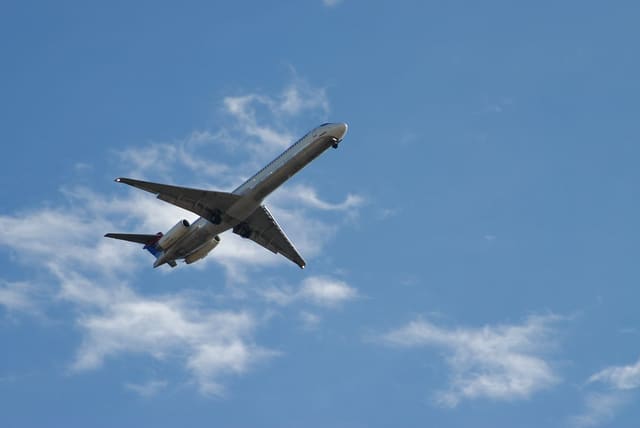 雲の上を飛ぶ旅客機
